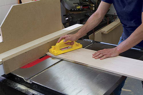 Cutting groove for outfeed table drawer side installation