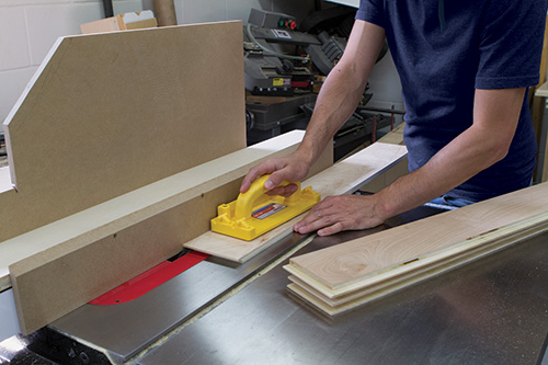 Cutting groove for installing drawer bottom