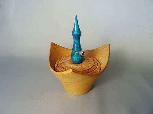 Three winged box with colored spindle box top