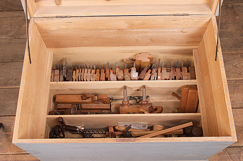 Tool chest with storage for several turning tools