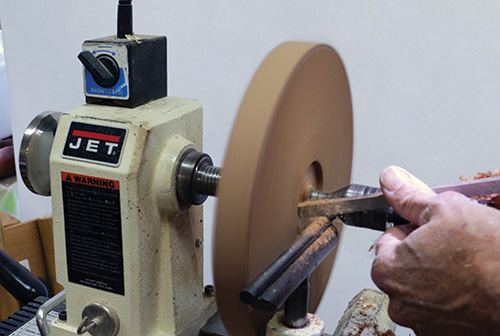 Cutting recess in trivet blank for scroll jaw chuck