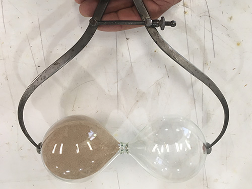 Measuring glass portion of hourglass