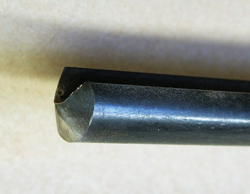 Close up of a bowl gouge ground with a short bevel