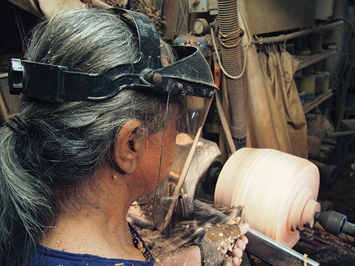 Turning exterior of Hawaiian bowl with a spindle roughing gouge