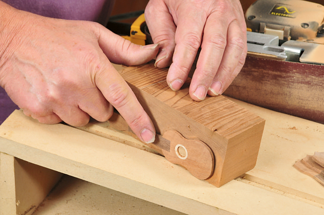 To use the jig, set the uke’s sound hole onto the dowel.