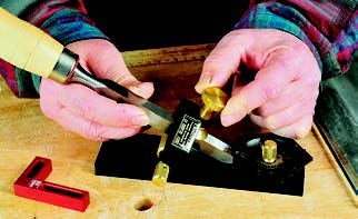 An angle-setting jig that comes with the Veritas guide is used to set the blade at 15, 20, 25, 30 or 35 degrees.