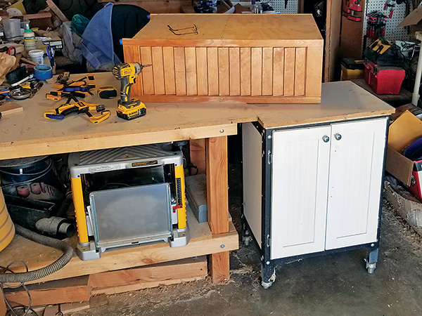 Workshop cart used as a workbench extension