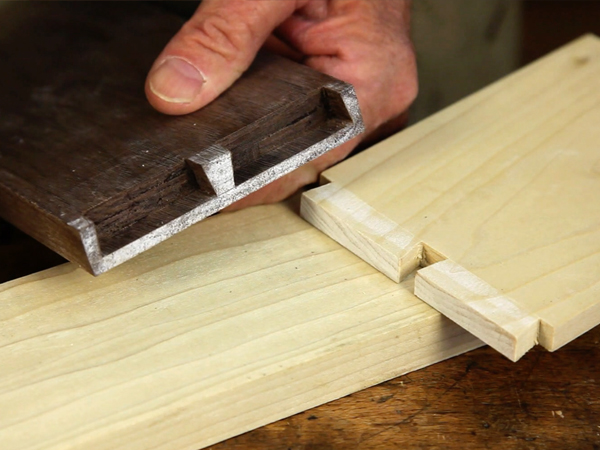 VIDEO: Half-Blind Dovetails – Sawing Tail Sockets