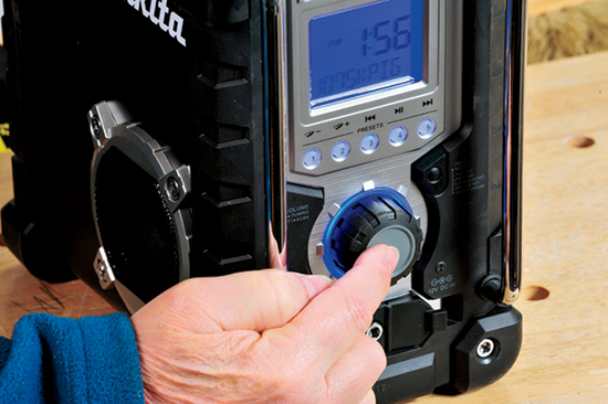  The Makita’s single dial controls both volume and tuning: you push it to switch between functions. 